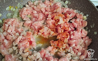 К луку добавить фарш, посолить, поперчить, перемешать, немного обжарить. Закрыть крышкой и тушить 40 минут, по мере надобности добавить воды.