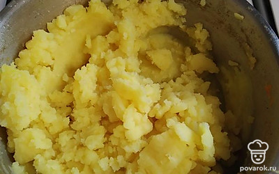 Картошка сварилась, добавляем сливочное масло и мнем толкушкой до состояния пюре.