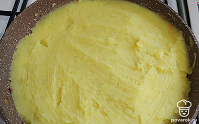 Пюре выкладываем на сковороду и разравниваем.