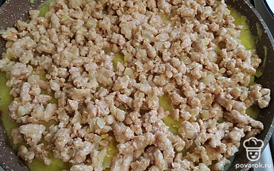 Сверху выкладываем фарш.