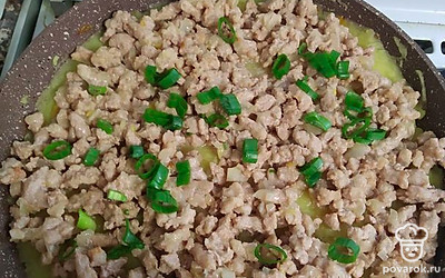 Посыпаем зелёным луком и выкладываем аджику. Закрываем крышкой и готовим, ещё 20 минут на медленном огне.