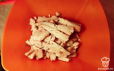 Минтай предварительно отварите, очистите от костей.