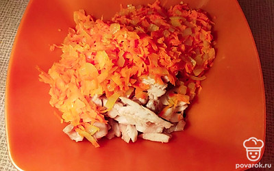 К рыбе добавьте обжаренные лук и морковь.