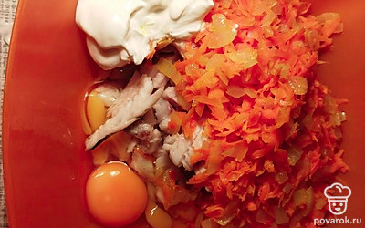 В эту же смесь добавьте сметану, яйца, соль и специи. Тщательно перемешайте.