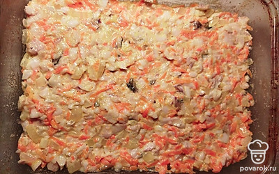 Выложите нашу смесь в смазанную маслом и присыпанную сухарями форму.