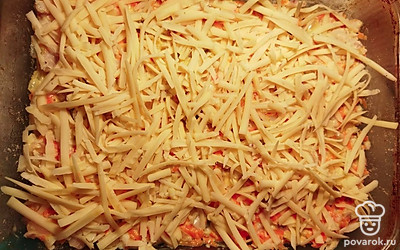 Запеканку посыпьте сыром, либо панировочными сухарями. Я в этот посыпаю сыром, но и с сухариками получается вкусно, с хрустящей корочкой. Поставьте в разогретую на 200° духовку на 30 минут.