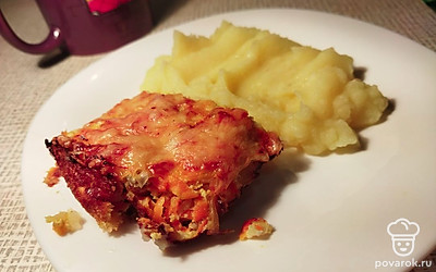 Готовой запеканке дайте немного остыть, прежде чем нарезать. Подавать можно с любым гарниром, но лучше всего сочитается с пюре или картофелем.