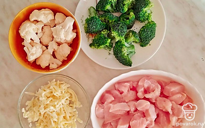Нарезаем курицу на крупные кусочки, капусту разбираем на соцветия. Сыр необходимо натереть. 