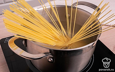 В кастрюлю налейте воды и поставьте на огонь. Как вода закипит, подсолите и опустите в кастрюлю спагетти. Не переживайте, если хвостики спагетти торчат, по мере намокания они сами опустятся. Варите 15-20 минут, постоянно помешивая