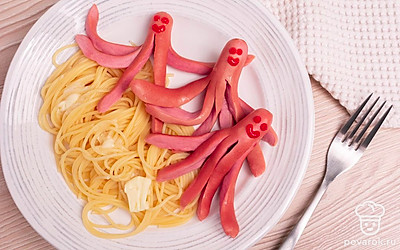 Готовую лапшу откиньте на дуршлаг, так стечет излишняя жидкость. Сосиски так же достаньте из воды.