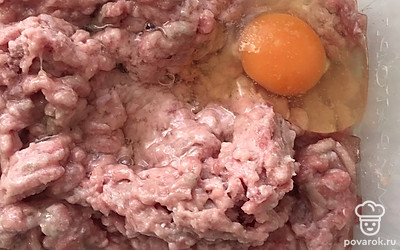 Смешайте фарш с яйцом, посолите по вкусу.