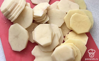 Картошку очистите и нарежьте кружочками.