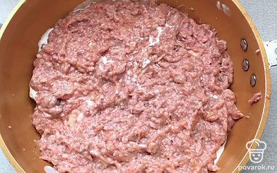 Далее на картошку выложите фарш.