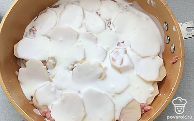 Затем ещё один слой картошки и заливки, по желанию можно посыпать сыром и выложить помидоры. Поставьте в разогретую до 220 градусов духовку примерно на 80 минут. 