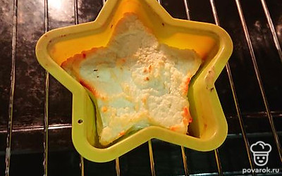 Уложить в силиконовую форму и оставить в духовке при температуре 180 градусов на 15 минут.