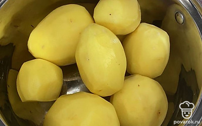 Почистить картофель, добавить воду, чтобы покрыла картошку, посолить. Поставить на плиту вариться. Для вкуса можно добавить зубчик чеснока.