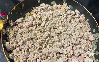 Разогреть сковородку, налить подсолнечное масло. Начать обжаривать репчатый лук, добавить фарш из индейки.