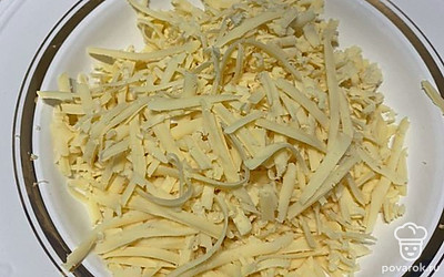 Натереть сыр на тёрке. 