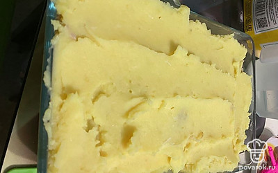 Готовый картофель, размять, добавить яйца, сливочное масло. В смазанную форму выложить слоями: картофель-фарш-картофель.