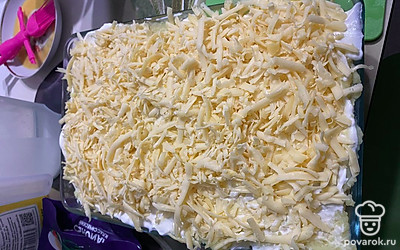 Смазать сверху майонезом, посыпать сыром.