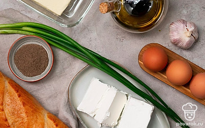 Отмерьте необходимое количество продуктов. Чеснок очистите от шелухи. Зеленый лук и листья салата для подачи вымойте, обсушите на бумажных полотенцах. Зеленый лук тонко нашинкуйте, чеснок порубите или нарежьте тонкими слайсами. Брынзу раскрошите руками. Приготовьте пищевую фольгу. Включите духовку на 220 градусов.