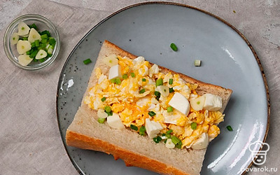 Соберите бутерброды. Багет разрежьте на две половины, в каждой сделайте глубокий надрез, уберите большую часть мякоти. В середину выложите начинку, соедините края изделия, смажьте оливковым маслом, заверните в пищевую фольгу.