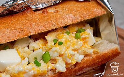 Сделайте горячие бутерброды. Отправьте багеты в духовку на 10 минут. Затем извлеките из духового шкафа и оставьте на 5 минут, не разворачивая фольгу.