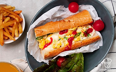 Сервировочную тарелку застелите листьями салата. Багеты с брынзой освободите от фольги, выложите на тарелку. Подавайте горячими.