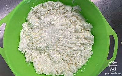 Творог размять вилкой в однородную массу.