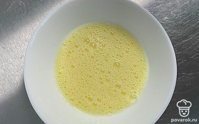 Яйцо взбить вместе с сахарозаменителем до образования пены. 