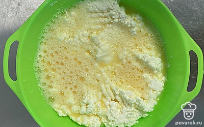 Вылить яйцо к чашу с творогом. 