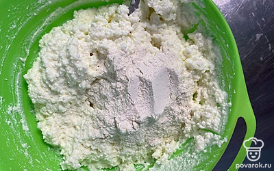 Всыпать столовую ложку муки с горкой и ещё раз перемешать содержимое чаши.