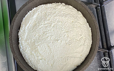 На смазанную подсолнечным маслом разогретую сковороду выложить творожную массу равномерным слоем.
