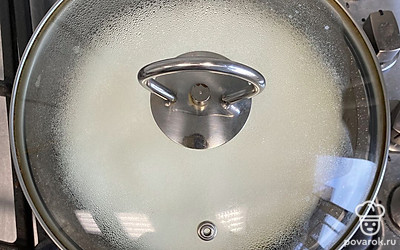 Жарить под крышкой на самом слабом огне в течение 20 минут (по 10 минут с каждой стороны). Для переворачивания запеканки использовать плоскую тарелку.