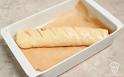 Сформируйте багеты. Когда тесто подойдет, сформируйте багеты нужной длины и толщины. Ножом сделайте несколько неглубоких параллельных надрезов. Смажьте багеты оливковым маслом и оставьте на 30 минут. Через полчаса застелите противень пергаментной бумагой и выложите на него багеты. Присыпьте мукой и поставьте в духовку на 30 минут. Готовые багеты выложите на решетку и оставьте до полного остывания.