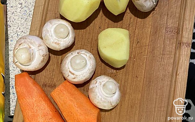 Помыть, почистить овощи. 