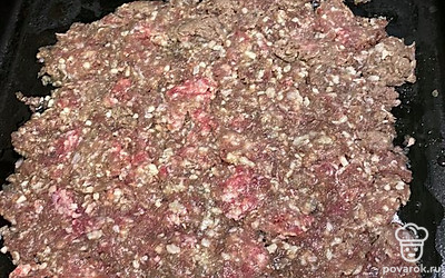 Мясной фарш выложить в противень посолить, поперчить. 