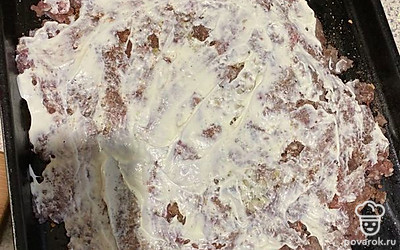 Смазать майонезом, либо сметаной. 