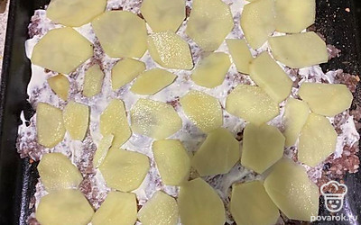 Выложить кружочками картошку. 