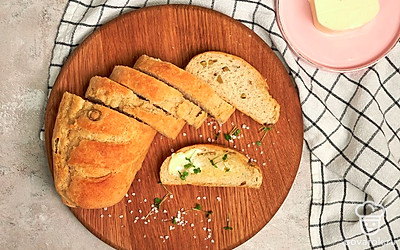 Подавайте багет с оливками со сливочным маслом. Предварительно порежьте хлеб на ломтики.