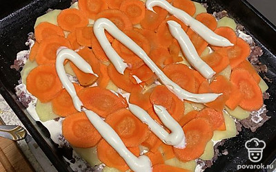 Кружочками выложить морковь. 