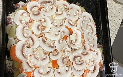 Далее выложить шампиньоны и смазать майонезом. 