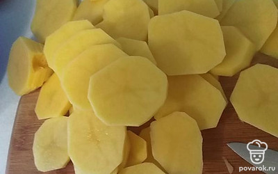 Почистить все овощи. Картофель нарезать кружочками, лук мелко и полукольцами. Морковь и сыр натереть на терке. Перец болгарский нарезать кубиками. 