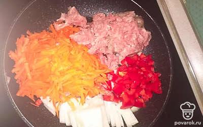 В сковороду поместить свиной фарш, мелко нарезанный лук, половину натертой моркови и болгарского перца. Посолить и обжаривать до готовности фарш с овощами.