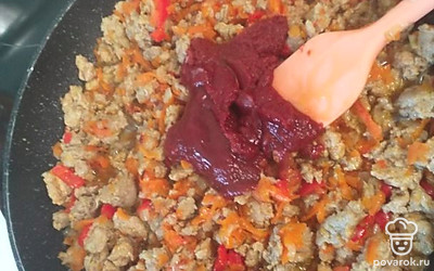 Как только фарш будет готов, кладем в него томатную пасту и хорошо мешаем. Держим на огне еще пару минут и наша начинка для запеканки готова. 