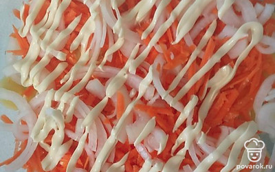 В форму для запекания начинаем все укладывать слоями, не забываем каждый слой немного солить и смазывать майонезом. 1 слой —картофель, 2 слой — лук полукольцами и перетертая морковь. Смазываем майонезом. 