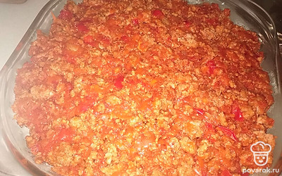 Далее выкладываем наш фарш и также смазываем майонезом. 