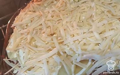 Последний слой будет из картофеля. И натертого сыра. Блюдо ставим в духовку при 180 градусах. Готовность проверяем деревянной шпажкой. 