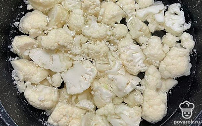 Нарежьте и сварите цветную капусту 15-20 минут в кипящей воде
