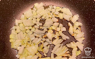 Нарежьте лук, поджарьте его на оливковом масле.